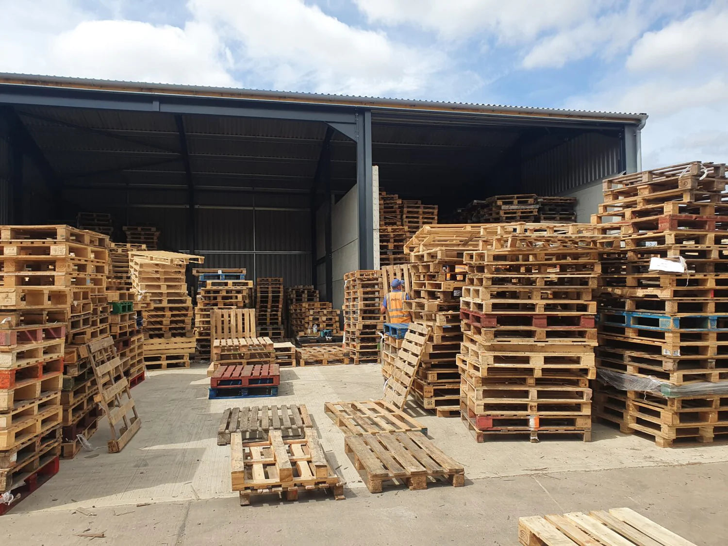 Used Pallets UK | Wooden, Plastic Pallets & Recycling | NA Pallets